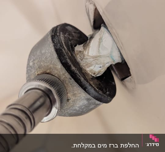 חיבור צינור מים בקיר עם חלודה